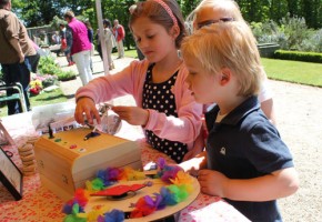 Kinderevenenmentenbureau Feestmaatjes, kinderfeestjes Gelderland, kinderfeestjes Dieren, schatzoeker, schminken, clown, survivalfeest, filmfeest, modellenfeest, draaiboeken, kinderfeestje thuis, themapakketten, kinderfeestje buiten de deur