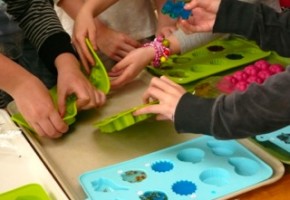 De Groene Geur kinderfeestjes, zeepjes maken, tienerfeestjes, kinderfeestje thuis,parfum maken,zeepjes maken,lipgloss maken, kinderfeestje parfum maken, kinderfeestje lipglossmaken, kinderfeestje zeepjes maken