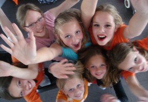 kinderfeestje flevoland, meidenfeestje flevoland, white rabbit entertainment, kinderfeestje white rabbit entertainment, schminken, schminkfeestje, nagellakfeestje, nagelstyliste feestje, ballonartiest, kinderfeestje ballonvouwen