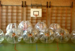 voetballen in een reuzebal, bubbelbal, bubbelbal kinderfeestje, kinderfeestje voor jongens, leuk kinderfeestje jongens, leuk kinderfeestje meisjes, sportief kinderfeestje, kinderfeestje sporten, kinderfeestje binnen, kinderfeestje zaal, kinderfeestje buiten