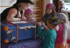 kinderfeestje Alkmaar, kinderfeestje Haarlem Heerhugowaard, kinderfeestje, creatief kinderfeestje Noord Holland, kinderfeestje Amsterdam, Muriels Workshop, toneelfeestje, kinderfeestje toneel, toneelfeestje Noord Holland, schminken Noord Holland