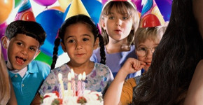 Alles voor je themafeestje, borden, bekers, slingers, bordjes, rietjes, uitdeelcadeautjes, traktatie, tafelkleed, attributen themafeestje, Fun en feest, webwinkel themafeestjes, kinderfeestje thuis